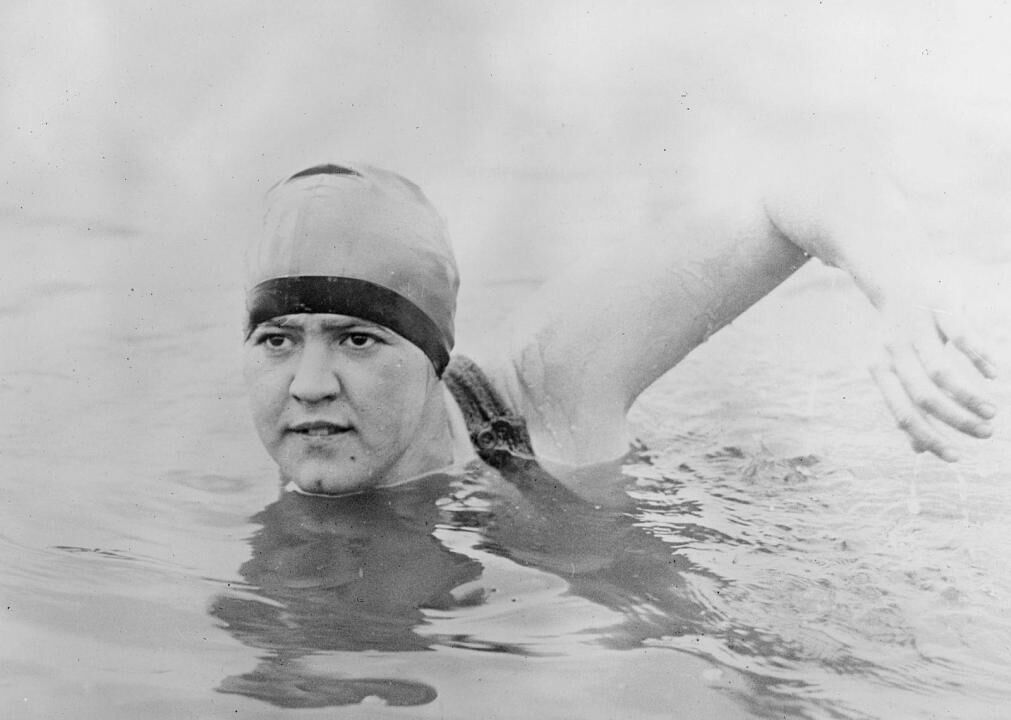 1926: Gertrude Ederle swims the English Channel